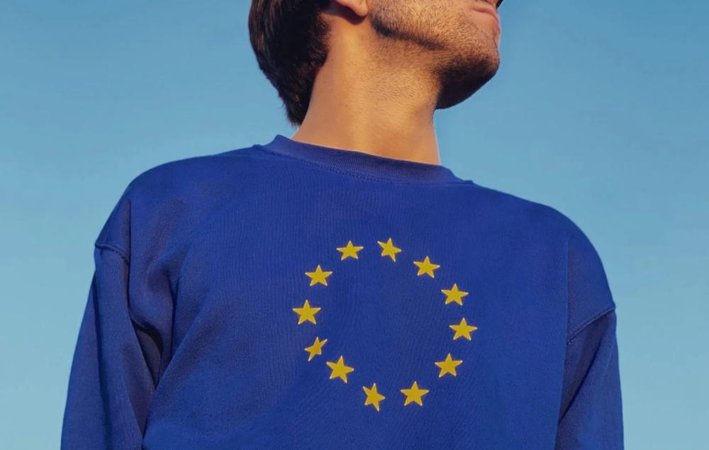 Person mit Europa-Pullover